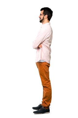 İzole beyaz arka planda lateral pozisyonda sakal ile yakışıklı adam tam uzunlukta çekim