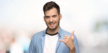 Yakışıklı adam telefon jest yapma. Bana açık havada arka işareti de