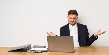 Bir ofiste işadamı bir şey anlamak için mutsuz