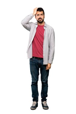 Hayal kırıklığı ve izole beyaz arka plan üzerinde anlayış değil bir ifade ile sakal ile yakışıklı adam tam uzunlukta çekim