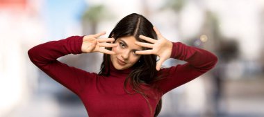 Balıkçı Leneck ile genç kız açık havada parmaklarıyla dokuz sayma