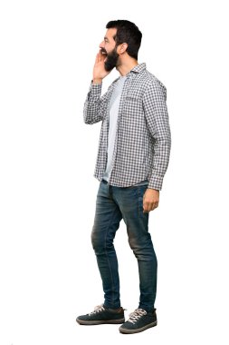 Ağız için lateral açık ile izole beyaz arka plan üzerinde bağırarak sakallı yakışıklı adam