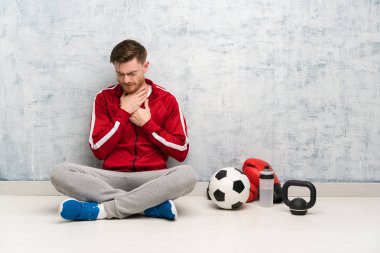 Redhead spor adam öksürük ve kötü duygu ile acı