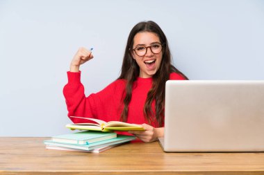 Bir masada okuyan genç öğrenci kız