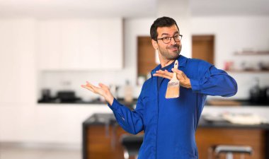 Ressam adam eve gelmek için davet için yan eller uzanan