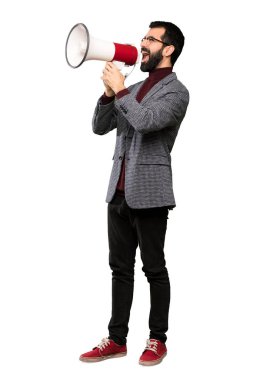 Gözlüklü bir megafon ile izole beyaz arka plan üzerinde bağırarak yakışıklı adam