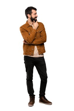 Sakal ile yakışıklı adam izole beyaz arka plan üzerinde yan bakıyor