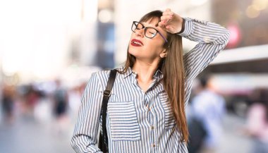 Açık havada yorgun ve hasta ifade ile gözlük kadın