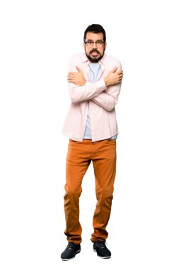 Sakallı yakışıklı bir adam, izole edilmiş beyaz arka planda donuyor.