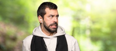 Spor adam biraz gergin ve bir parkta diş basmak korkuyor