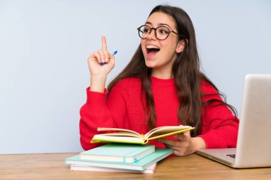 Genç öğrenci kız bir tablo düşünme okuyor