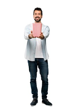 Popcorns yeme sakallı yakışıklı adam