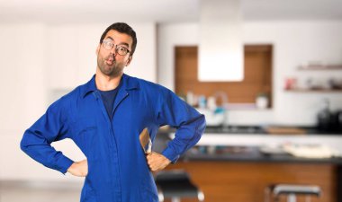 Ressam adam evde komik ve çılgın yüz duyguları yapar