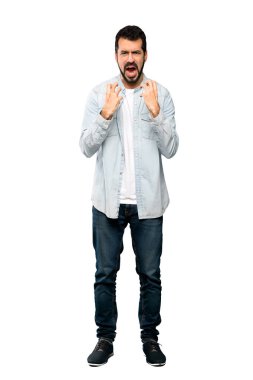 İzole beyaz arka plan üzerinde kötü bir durum tarafından hayal kırıklığına sakallı yakışıklı adam tam uzunlukta atış