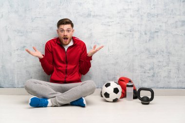 Şok yüz ifadesi ile Redhead spor adam
