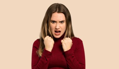 Balıkçı Leneck ile genç kız izole okra arka plan üzerinde kötü bir durum tarafından sinirli