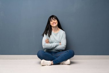 Frontal bulunduğu geçti silah tutmak katta oturan kadın