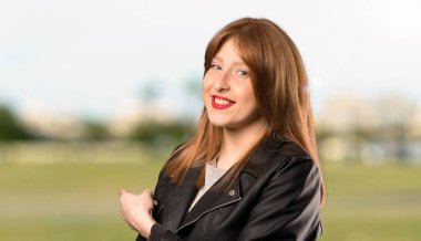 Genç Redhead kadın açık havada geri işaret