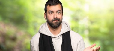 Spor adam mutsuz ve bir parkta bir şey anlamıyorum çünkü bir şey ile sinirli