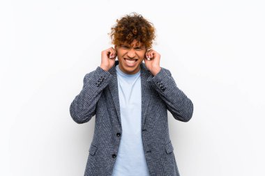 Izole beyaz duvar üzerinde Moda afro-amerikan adam sinirli ve kulakları kapsayan