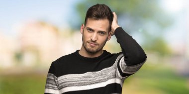 Hayal kırıklığı ve açık havada anlayış değil bir ifade ile yakışıklı adam