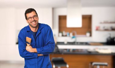 Evde gülümseyen iken ressam adam silah tutarak geçti