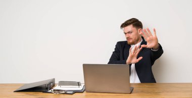 İşadamı bir ofiste sinir ön ellerini germe