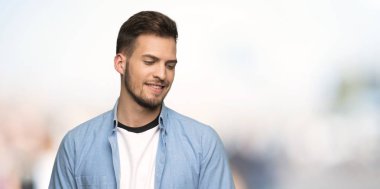 Yakışıklı adam açık havada gülümseyen