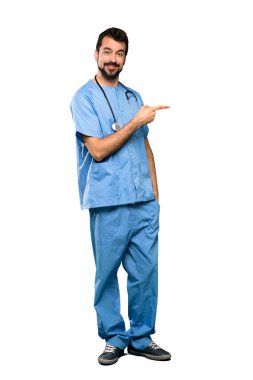 Tam uzunlukta çekim cerrah doktor adam izole beyaz arka plan üzerinde tarafına parmak işaret