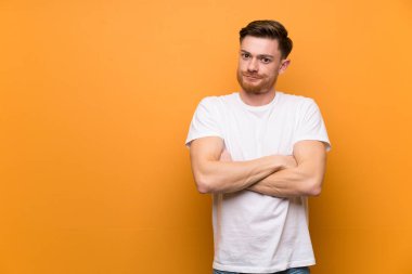 Kahverengi duvar üzerinde Redhead adam üzgün hissediyorum