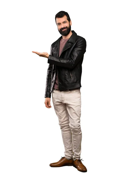 Hombre Guapo Con Barba Presentando Una Idea Mientras Mira Sonriendo — Foto de Stock