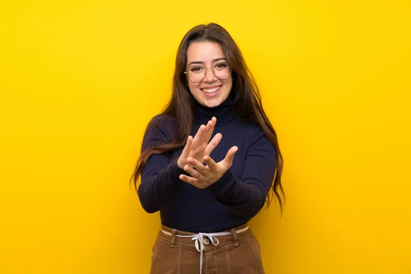 Ragazza Adolescente Oltre Isolato Muro Giallo Applaudendo Dopo Presentazione Una — Foto Stock