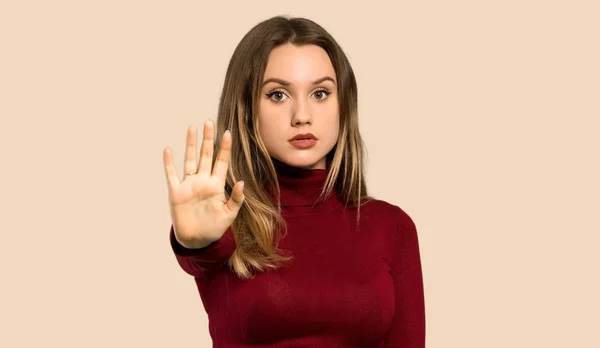 Teenager Mädchen Mit Rollkragenpullover Macht Stop Geste Und Leugnet Eine — Stockfoto