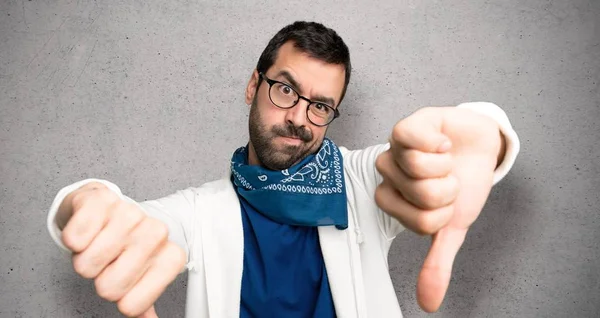 Handsome Man Glasses Showing Thumb Both Hands Textured Wall — Stock Photo, Image