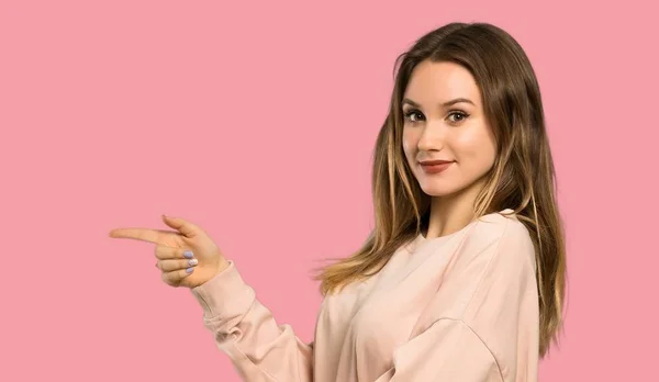 Teenager Mädchen Mit Rosa Pullover Zeigt Mit Dem Finger Zur — Stockfoto