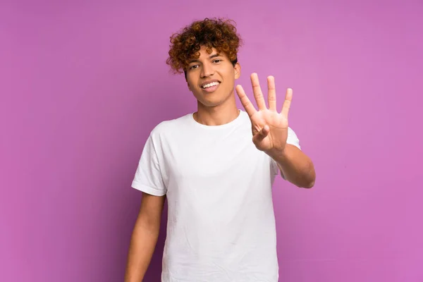 Молодий Афроамериканець Над Ізольованою Фіолетовою Стіною Щасливий Рахує Чотири Пальцями — стокове фото