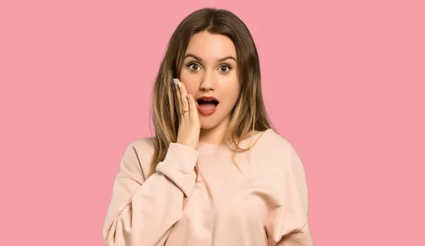 Teenager Mädchen Mit Rosa Pullover Mit Überraschung Und Schockiertem Gesichtsausdruck — Stockfoto