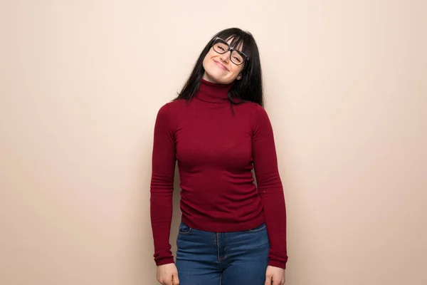 Mujer Joven Con Cuello Alto Rojo Con Gafas Sonriente —  Fotos de Stock