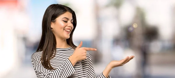 Ragazza Adolescente Con Camicia Righe Che Tiene Copyspace Immaginario Sul — Foto Stock