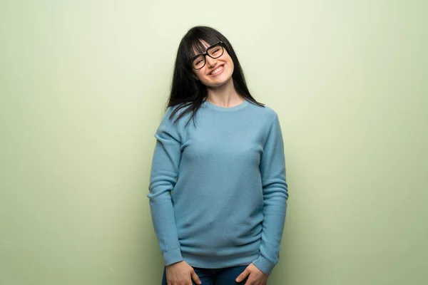 Ung Kvinna Över Grön Vägg Med Glasögon Och Glad — Stockfoto