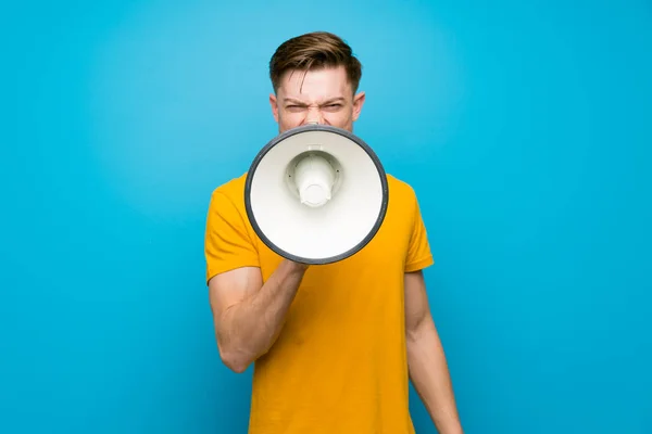 Redhead Man Blauwe Muur Schreeuwen Door Een Megafone — Stockfoto