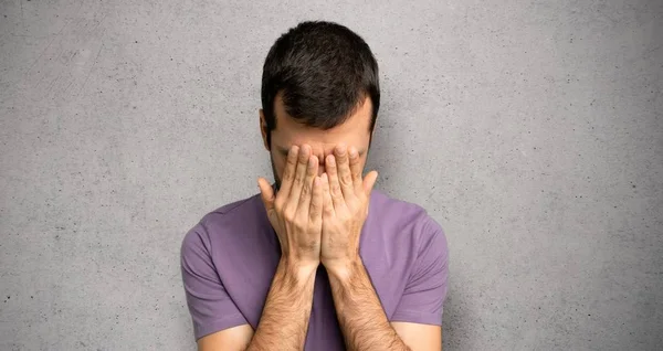 Schöner Mann Mit Müdem Und Krankem Gesichtsausdruck Über Strukturierter Wand — Stockfoto