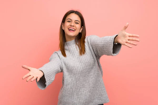 Jovem Mulher Sobre Parede Rosa Apresentando Convidando Para Vir Com — Fotografia de Stock