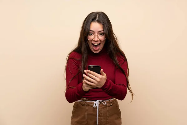 Teenager Mädchen Mit Brille Überrascht Und Sendet Eine Nachricht — Stockfoto