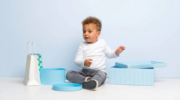 Enfant Sur Fond Bleu Isolé Avec Des Cadeaux Des Sacs — Photo