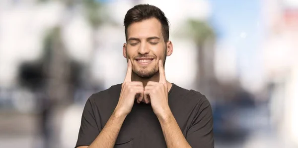 Man Met Zwart Shirt Glimlachen Met Een Gelukkige Aangename Expressie — Stockfoto