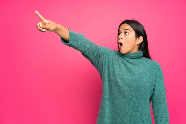 Giovane Ragazza Colombiana Con Maglione Verde Che Punta Lontano — Foto Stock