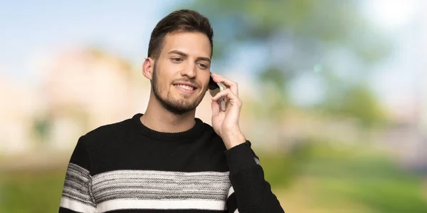 Hombre Guapo Manteniendo Una Conversación Con Teléfono Móvil Aire Libre — Foto de Stock