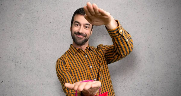 Hombre Con Bolsas Compras Con Copyspace Para Insertar Anuncio Sobre —  Fotos de Stock