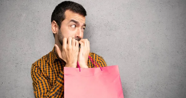 Mann Mit Einkaufstasche Ist Etwas Nervös Und Hat Angst Die — Stockfoto